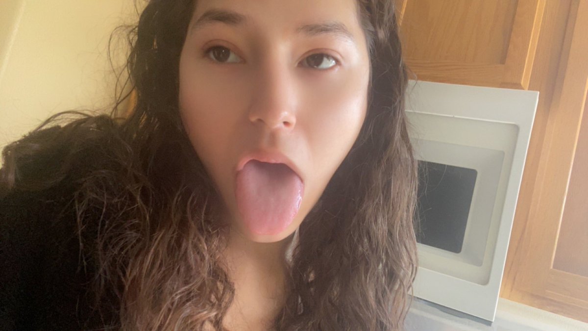 eloisiaortiz's tweet photo. can i taste the tip pretty please? 🥺 https://t.co/2CMdsZ3sOB