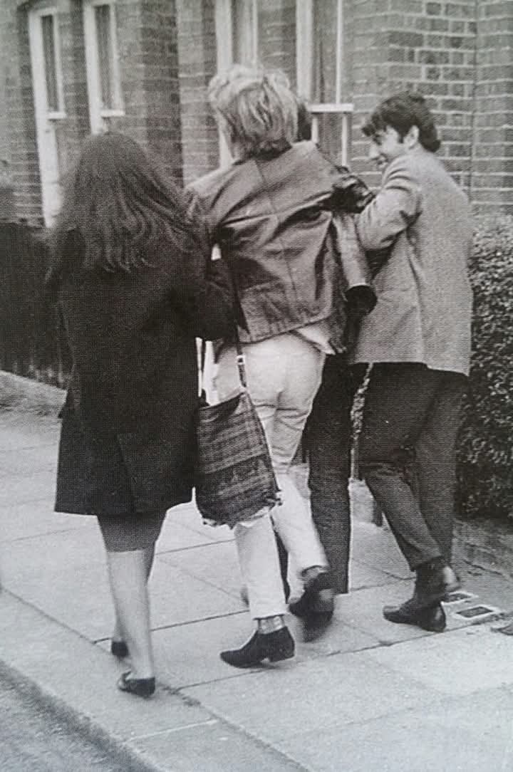 PatlovesFreddie's tweet photo. 17 year old Freddie helps carry a drunken college friend, Isleworth, London 1965

Credit to Mark Blake's book https://t.co/SevDD0PIvW