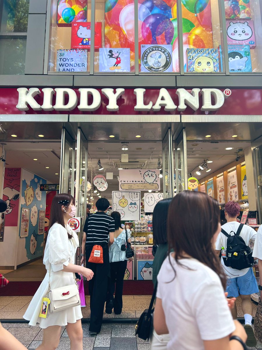 ○6月8日(日)お休みです○

ラジオで佐藤栞里さんの話していた
レティエのソフトクリーム🍦

メロンパンソフトをチョイス
小腹も満たされクリームの冷たさ×パンの温かさもよかったです♡

｡oO 他のも食べてみたい

それにしても原宿は熱量が高い
まさに色んな人がいて刺激多めの1日でした

#月の部屋