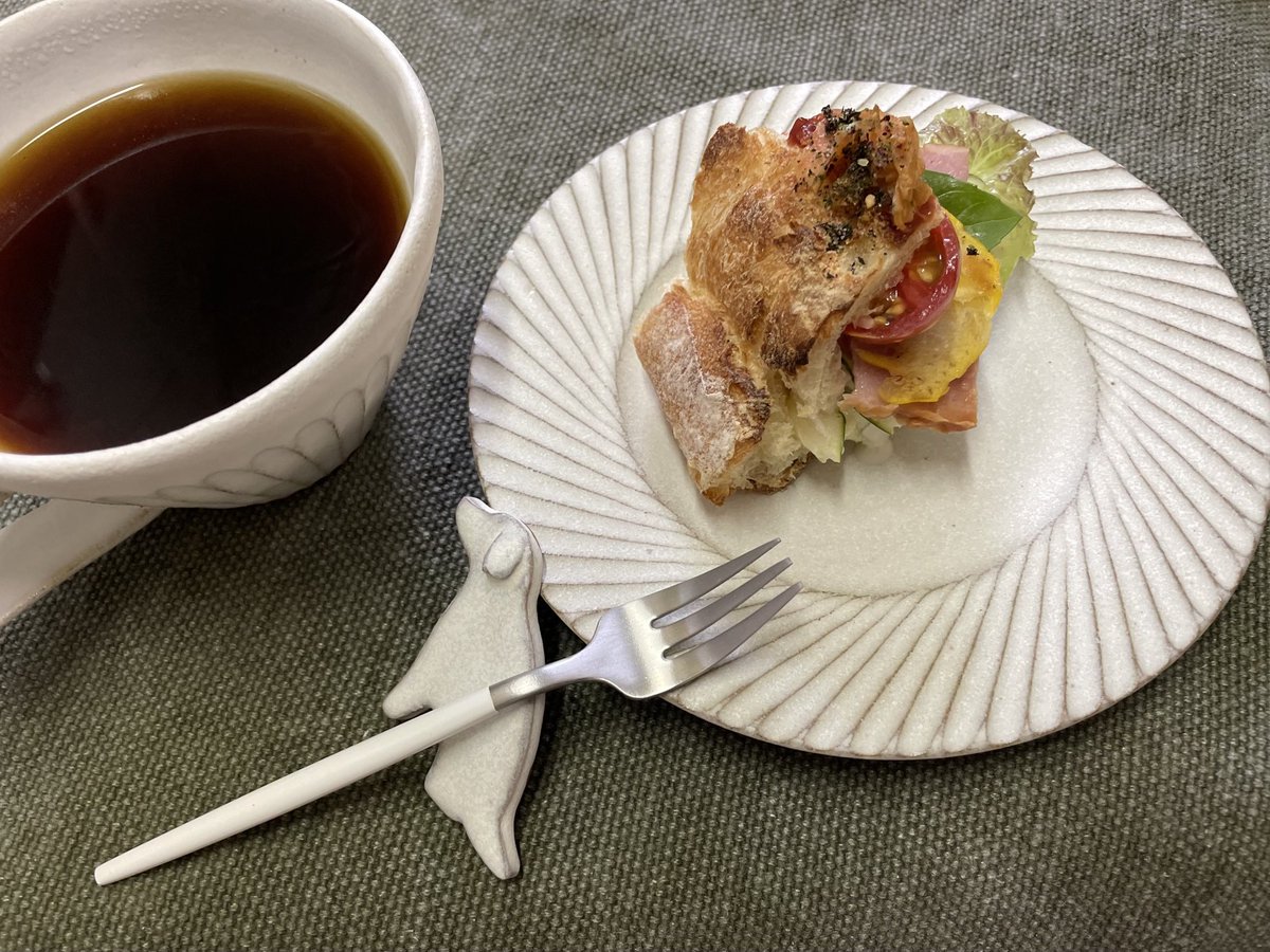 miyamiyhappy's tweet image. ☕️朝のcafe time☕️
久々にバケット焼いたから。。。
サンドにしてみたー♪
うんまーぃ😊👍

#焼きたてバケット🥖
#野菜サンド
#organiccoffee
