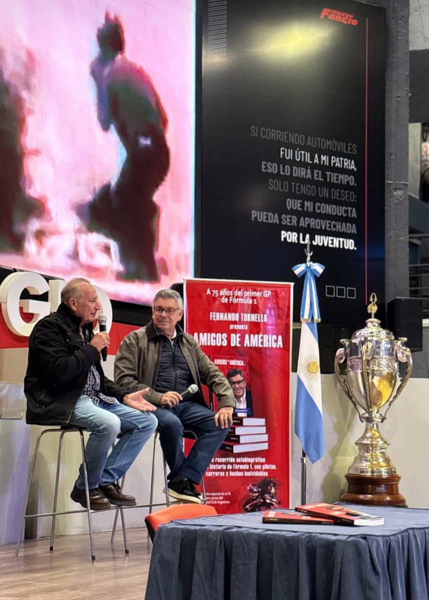 Hoy estuve en el #MuseoFangio de #Balcarce para la presentación del libro "Amigos de América" de <a href="/F1Tornello/">Fernando Tornello 🌎🏁</a> 📘🇦🇷

Se abrió un espacio de preguntas del público y hubo declaraciones muy interesantes. Acá va un hilo con lo que dejó la charla 👇