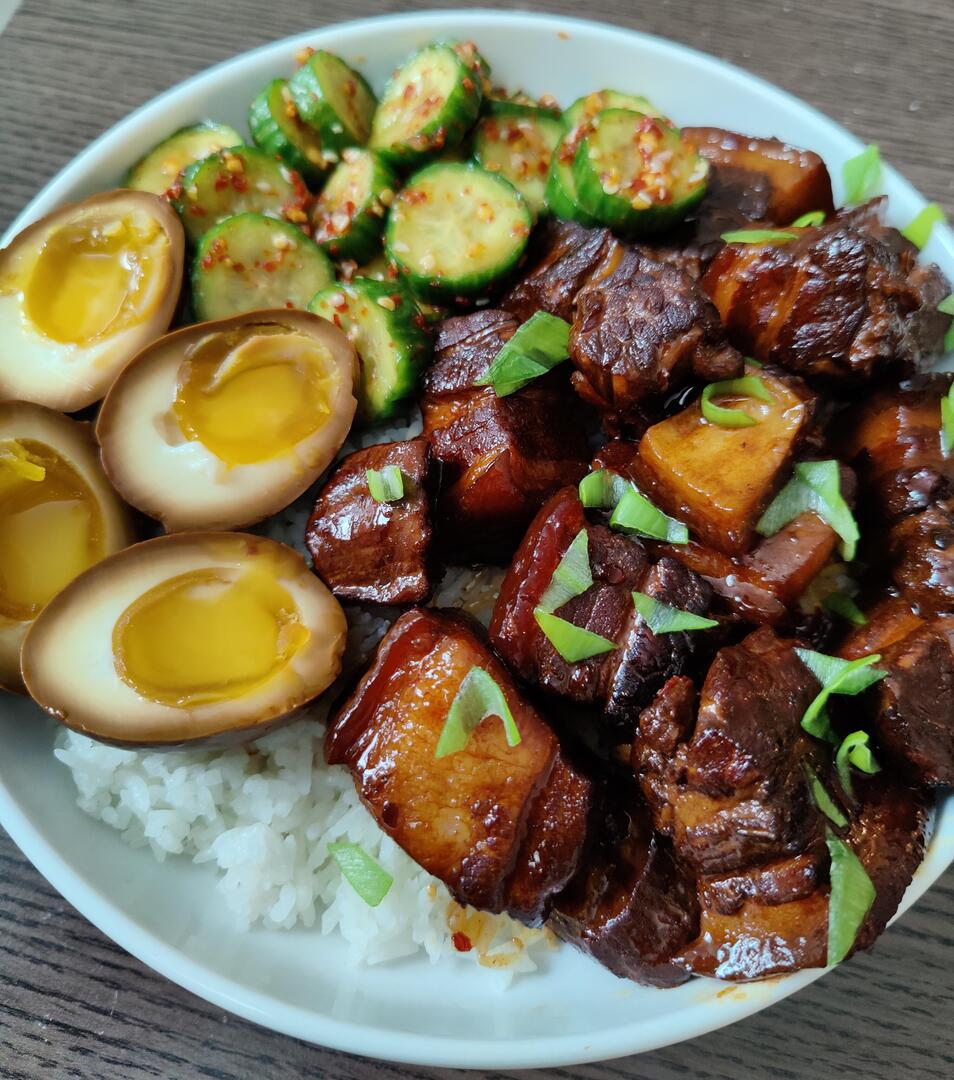homevsfastfood's tweet photo. [Homemade] Braised pork belly with cucumber salad and soy sauce eggs over white rice
👉 https://t.co/J4kfnLdrNE
#HomemadeCooking #BraisedPorkBelly #FoodieDelight #CucumberSalad #RiceBowls #homecooking #food #recipes #foodpic #foodie #foodlover #cooking #hungry #goodfood #homeco… https://t.co/v1e8zl2osU