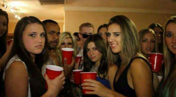 Todos viendo al presidente sin entender porque habla sobre los árabes en este momento que le dispararon a un candidato a la presidencia 🐶