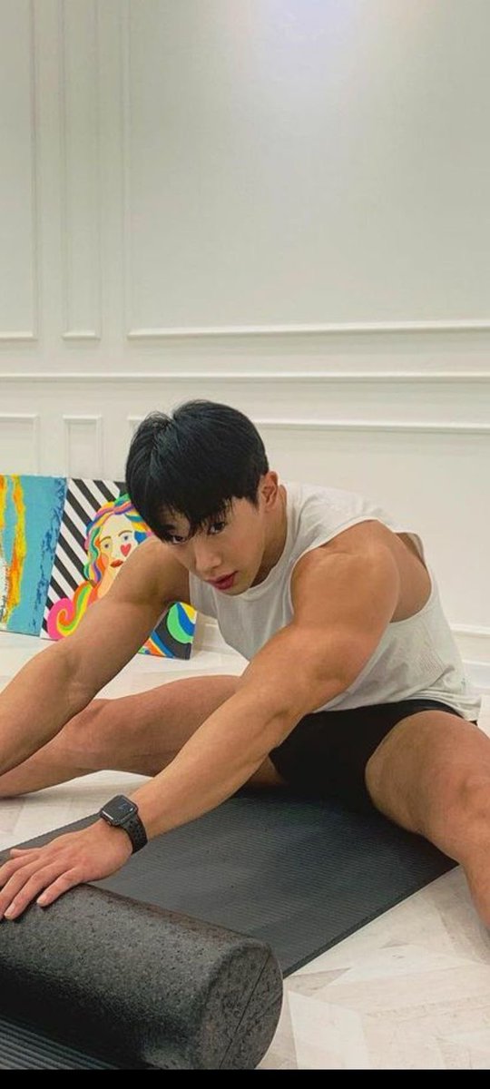 cheonkki's tweet photo. @Claudia45172713 @official__wonho tiene un tatuaje hecho con tinta blanca solo se llega a apreciar en ciertas fotos porque esta muy arriba https://t.co/NKEUHig5u6