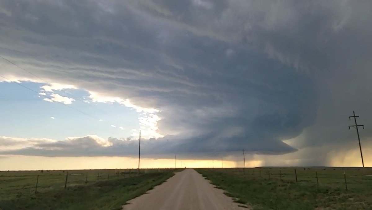 This is the PDS Tornado Warning in New Mexico right now! Bryce Shelton and Tornado Paigeyy are LIVE on this storm. No tornado at the moment, but if it drops they will have a spectacular view of it! 

You can check out their feed here: youtube.com/watch?v=kI0kba…