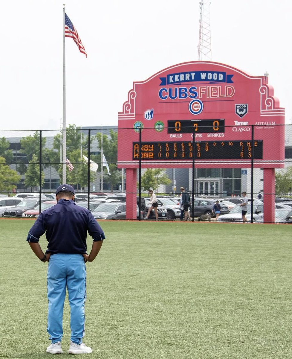 MichaelFelish's tweet image. Some pictures say it all. @samcolon21 is the heartbeat of @DePaulPrepBSBL. No better man to lead a program that has been on the rise since he took over three seasons ago. Know you are providing these young men with an experience of a lifetime. I tap my cap to you.
📸 @JackLydon63