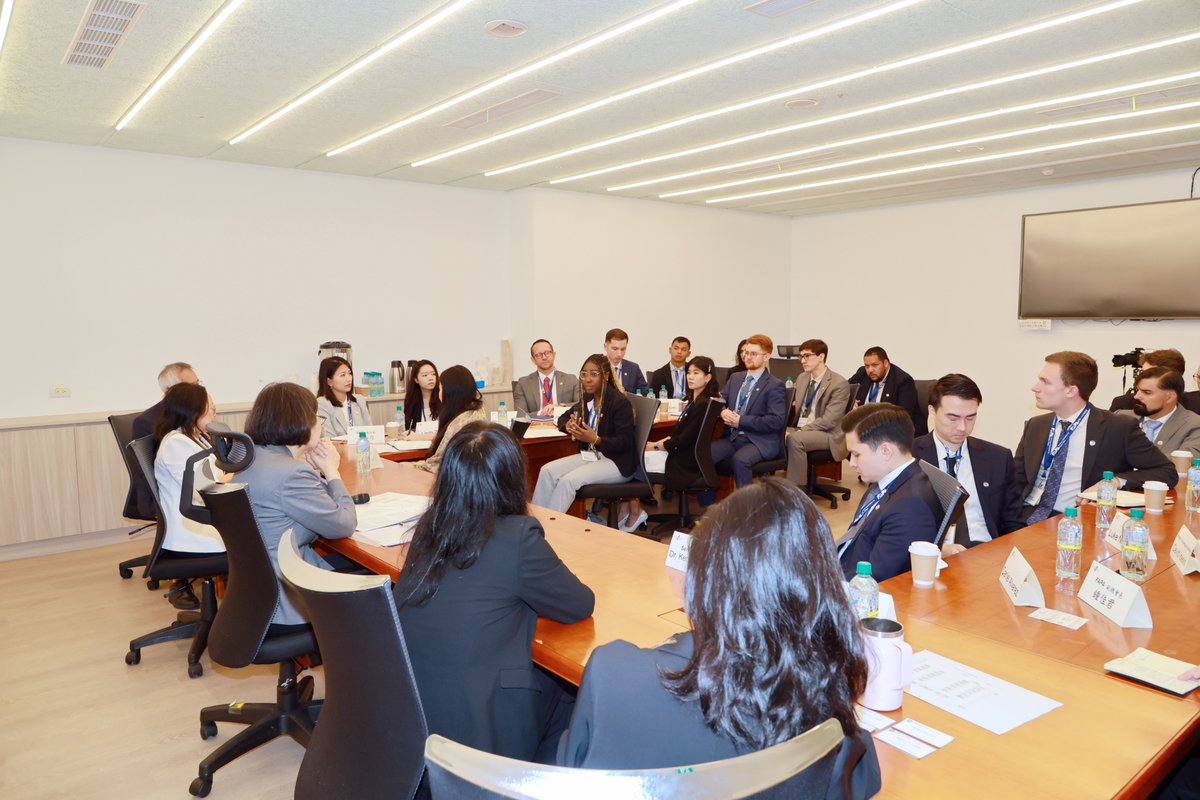 iingwen's tweet image. Grateful to @FAPA_HQ for bringing this year's cohort of emerging leaders to #Taiwan to experience our country first hand. It was a pleasure to engage with such an impressive group of young people on pressing global issues & the importance of safeguarding democracy.
