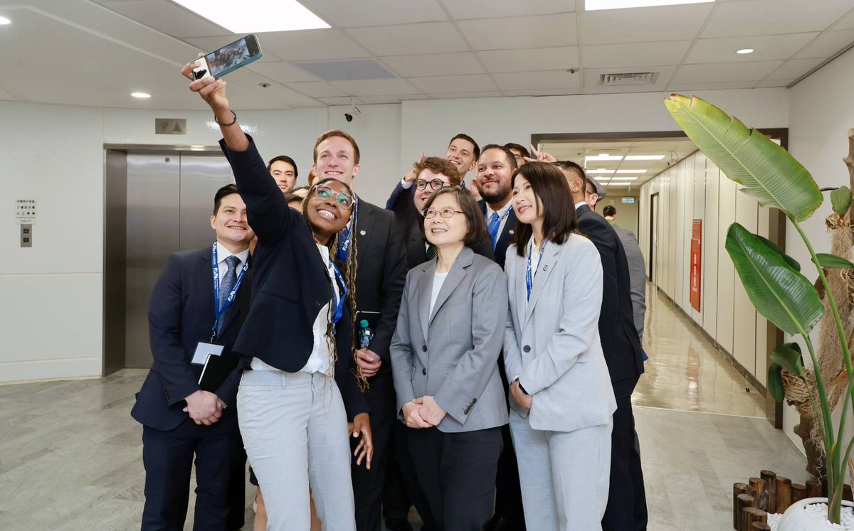 iingwen's tweet image. Grateful to @FAPA_HQ for bringing this year's cohort of emerging leaders to #Taiwan to experience our country first hand. It was a pleasure to engage with such an impressive group of young people on pressing global issues & the importance of safeguarding democracy.