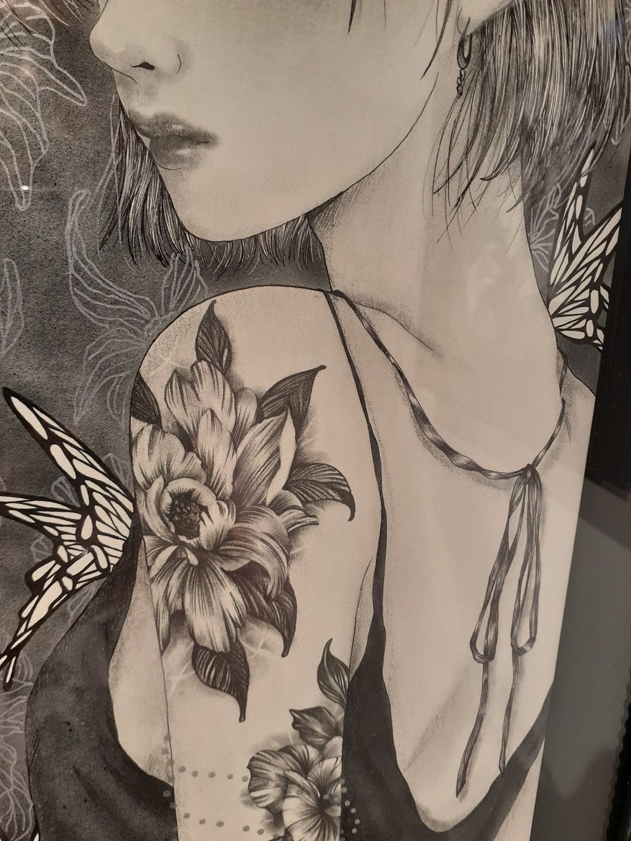 shinichi_re's tweet image. @elly_kawaguchi 
#DOTLINE 
#訪廊日記 

土曜日。
二年ぶりの @VinylTokyo での個展。
東京駅構内、グランスタ1Fという世界中の人々が歩く場所。
懐かしさと驚きが。

カラスの足の羽毛の密生ぶり🖤
女性の肩に咲く花の美しさよ🌺