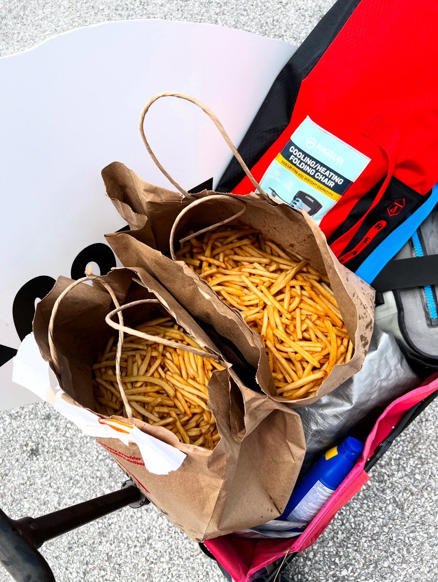 Distributed just a few taters to some hungry fans before the game! Looks like baseball fuel to me! #taterdelivery #eatyourtaters #tatersgonnatate #fayettevillesuperregional #game1 #hovsvvols2025 #wps #gohogs #ohmahogs #thisisbaseball #espn #secnetwork