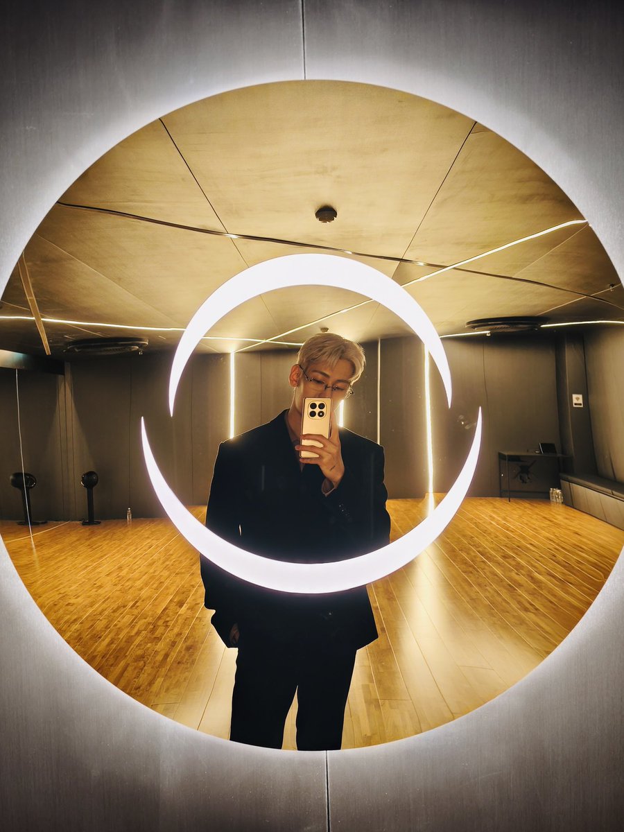 ห้องซ้อมเต้นใหญ่มากก สวยมาก ลักชูมาก แต่งเหมือนบ้านน้องเลย มุมเช็คอินก็จึ้งมากกก ✨ ประกายเฮโลสุดๆ
#BamBam <a href="/BamBam1A/">BamBam</a> #Halo