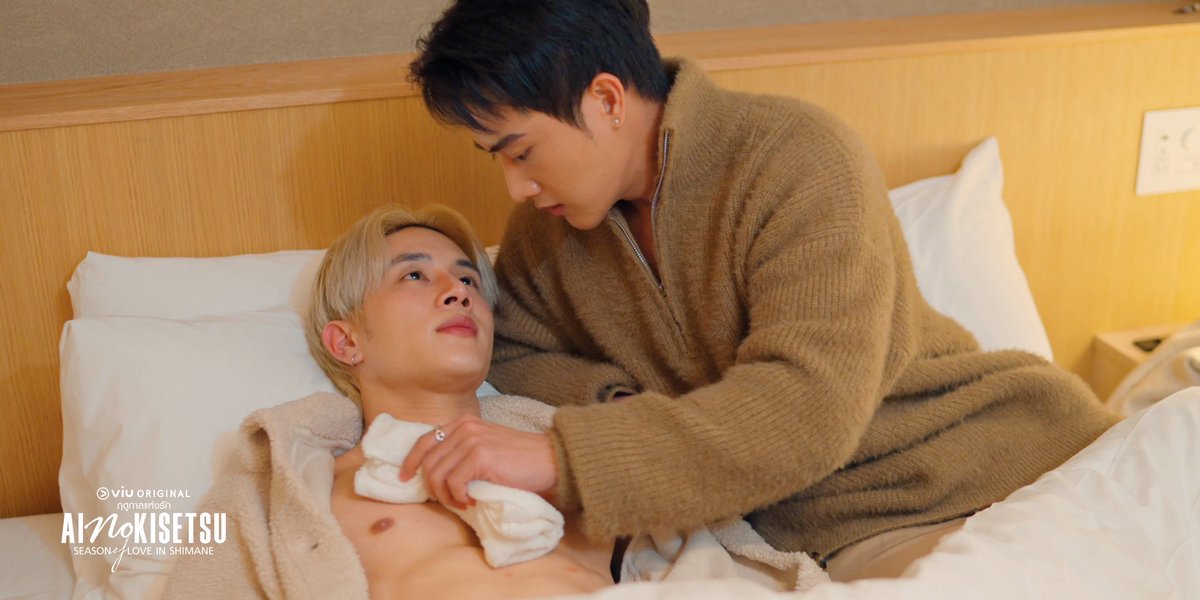 9NAAProduction's tweet image. 🤢💉 ถ้าป่วยควรไปหาหมอ! ไม่ใช่มารักษากันเองค่ะ! แกรเอ้ย.. อยู่ๆ คุณพีก็จะเปลี่ยนอาชีพเป็นหมอ #EP4

#AinoKisetsuSeries #ฤดูกาลแห่งรัก
#SeasonOfLoveinShimane #9NaaProduction #ViuOriginal #ViuThailand