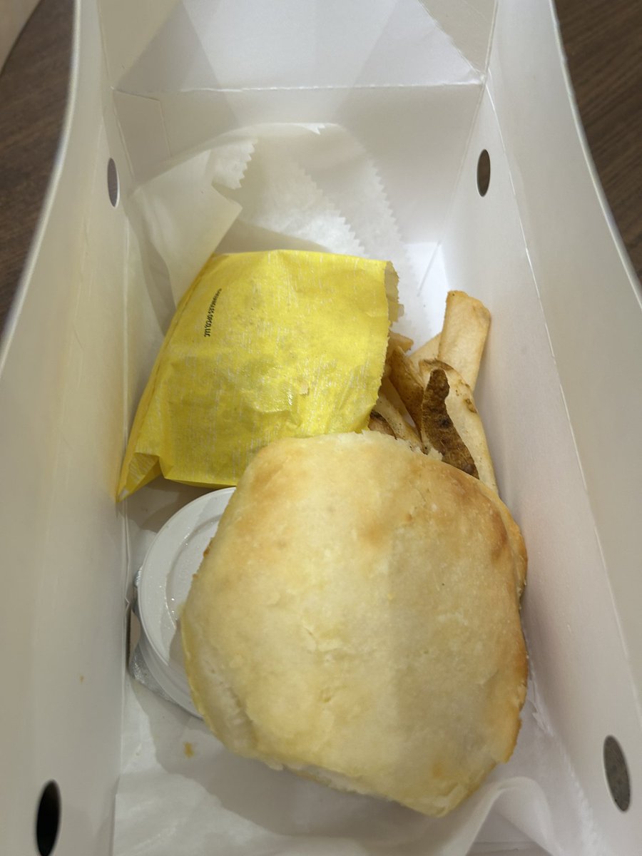 jlsmith6895's tweet photo. @Bojangles take a look at these 3 orders of 4 piece supreme meals from Bojangles 5490 N. Rhett Ave., North Charleston, SC. Ordered at 8:30 PM cost $30 don’t get any chicken in one order, the others horrible chicken and then gross pintos. The biscuits taste gross also. https://t.co/HAKoVkeMeQ
