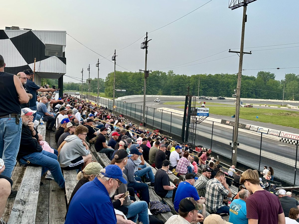CamdenProud's tweet image. Excellent crowd to see the #Supermodifieds make history at @LancasterMtplx tonight! Feature is next. 🏁