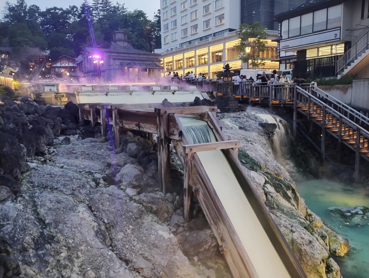 if_Planning's tweet photo. 昨晩の草津温泉湯滝の様子です
土曜日の夜は盛��上がってました! https://t.co/1eAfhRQcYM