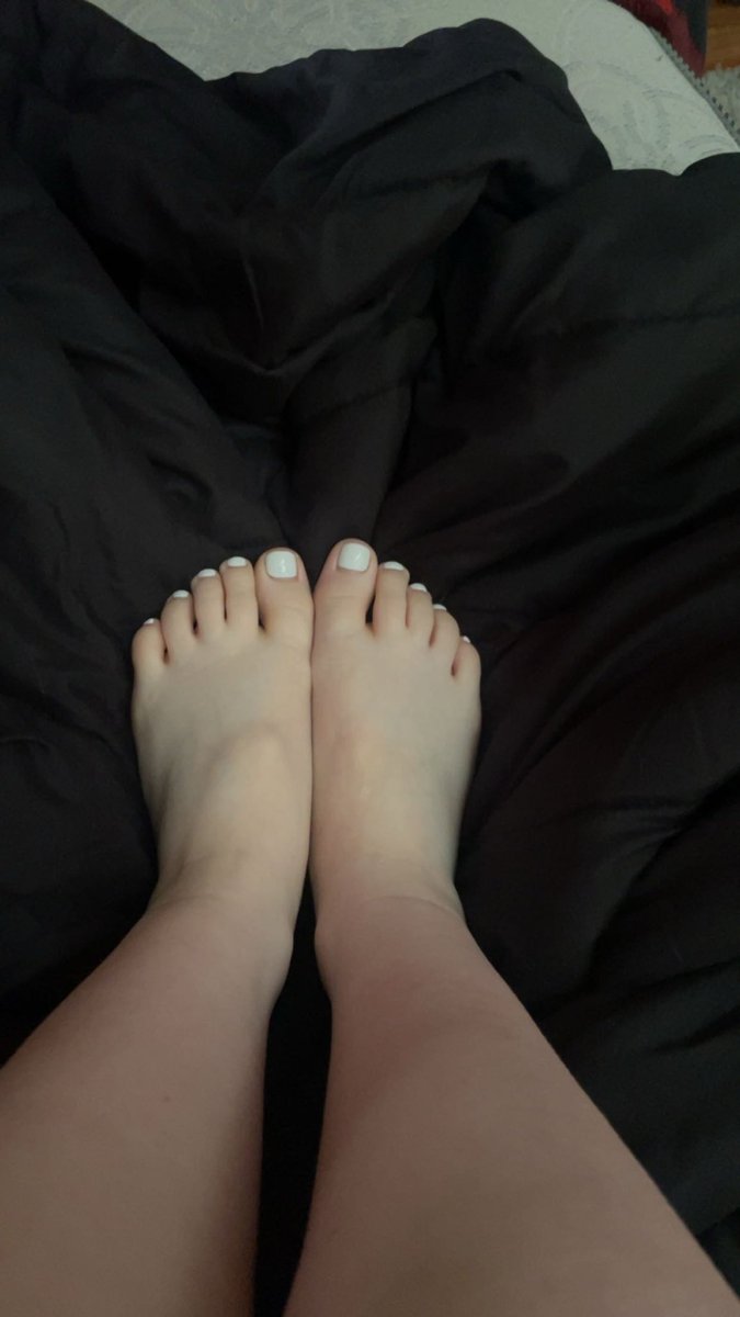 bigmamitink's tweet photo. White toes all summer🦶 
#feet #feetworshi̇p #footfetısh 
Click my bio for more💖 https://t.co/5tSshjMRPM