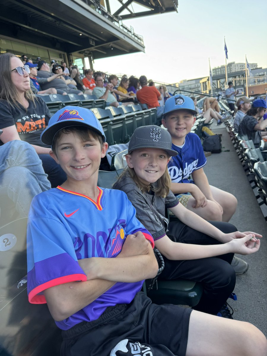 Rockies vs. Mets with friends! A night at the ballpark can’t be beat! 
#ilovecoorsfield #coloradorockies