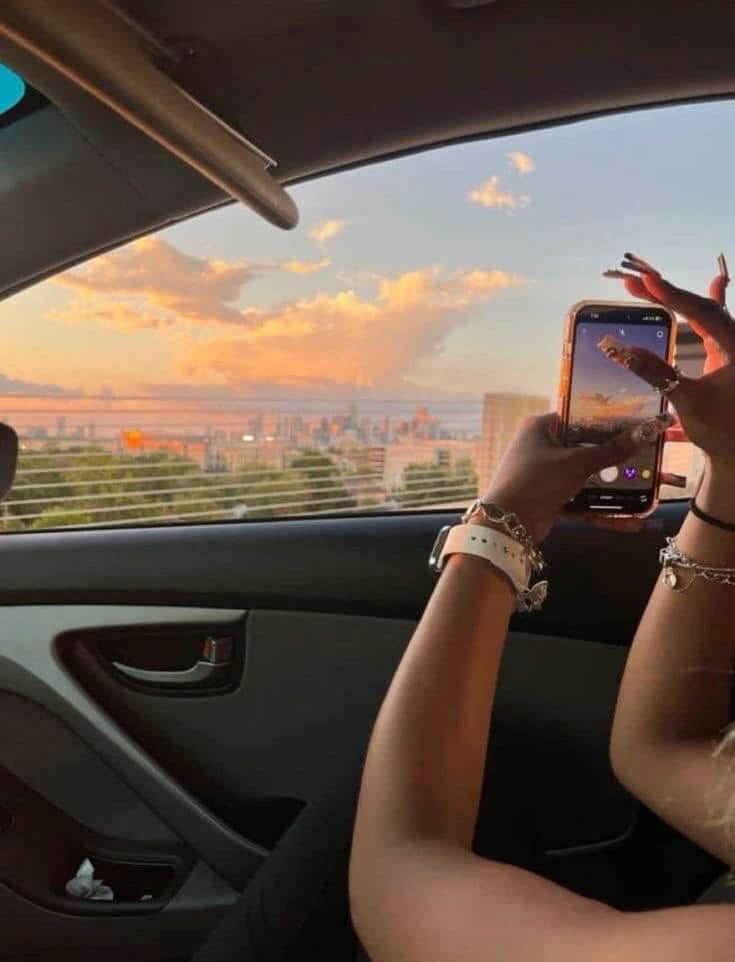 Nobody:

Me at anytime I see pretty colors in the sky 😭