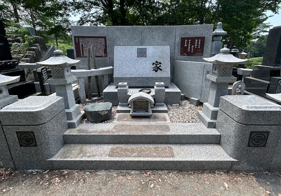 ohakasupport's tweet photo. お墓のお掃除と文字の色入れの依頼を受けて、やってきました。
広くて細かい作業で、目はクラクラ、足はガクガクになりましたが、お客様からは、大変喜んでいただきました。 https://t.co/orO2aFZVHO