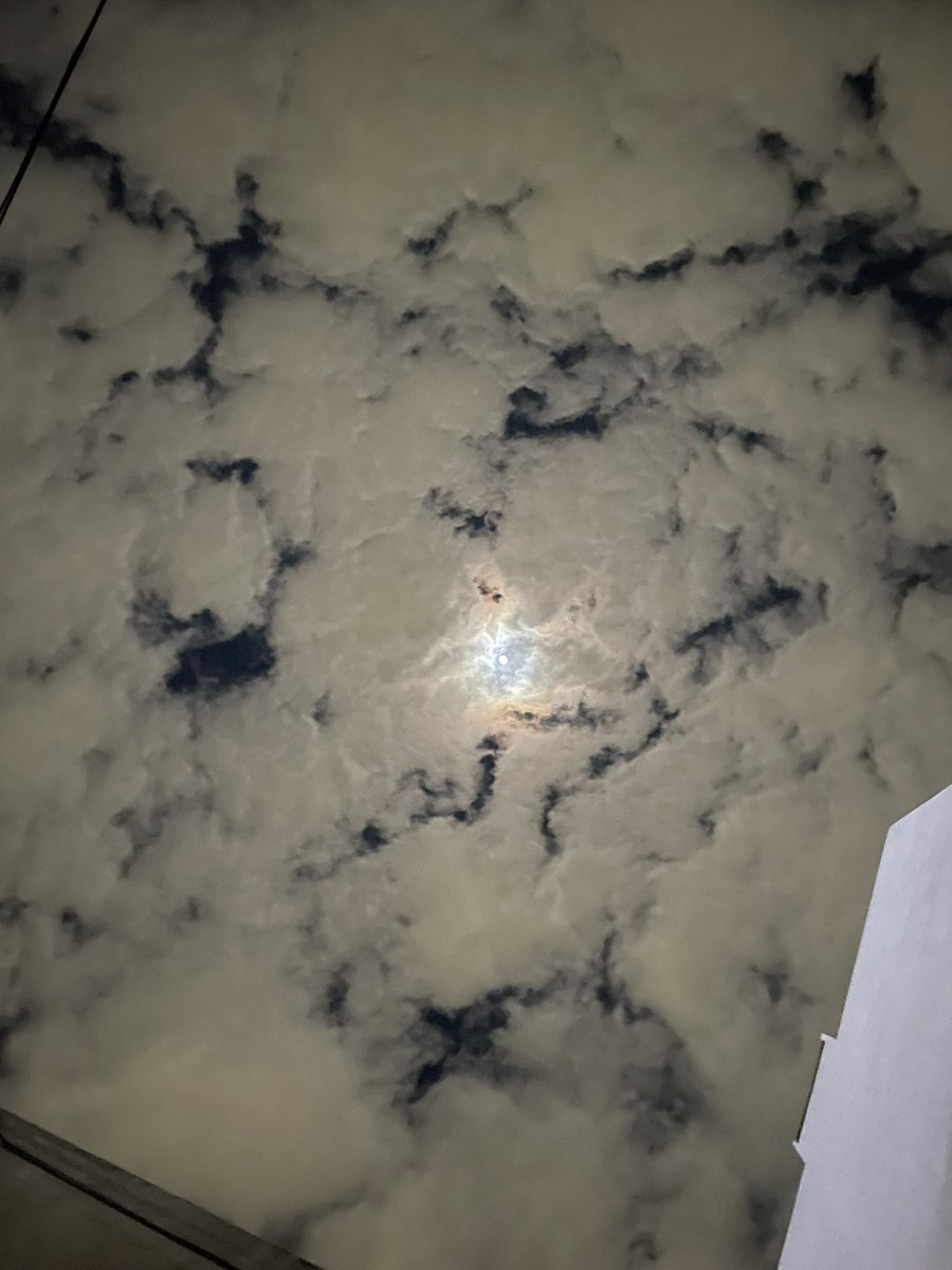 gonzavpl's tweet image. q carajos el cielo parece la orilla del mar
