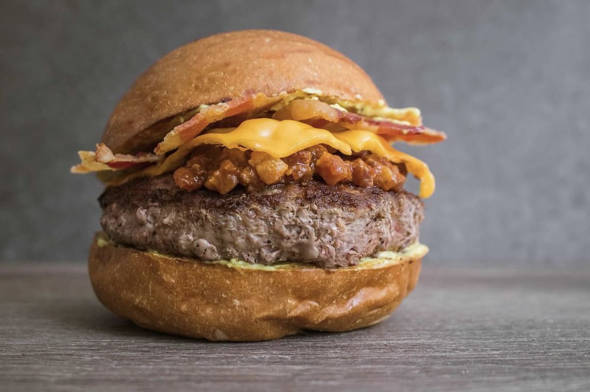 19. MAN UP &amp; COOK:
Seguimos con Man Up &amp; Cook, este food Streed tiene una gran variedad de burgers, hot dogs y wings. Pero lo más destacable son sus hamburguesas de gran calidad, combinaciones exclusivas y sabor inigualable. Entre ellas están la Bistro Burger y Bacon Blast (foto)