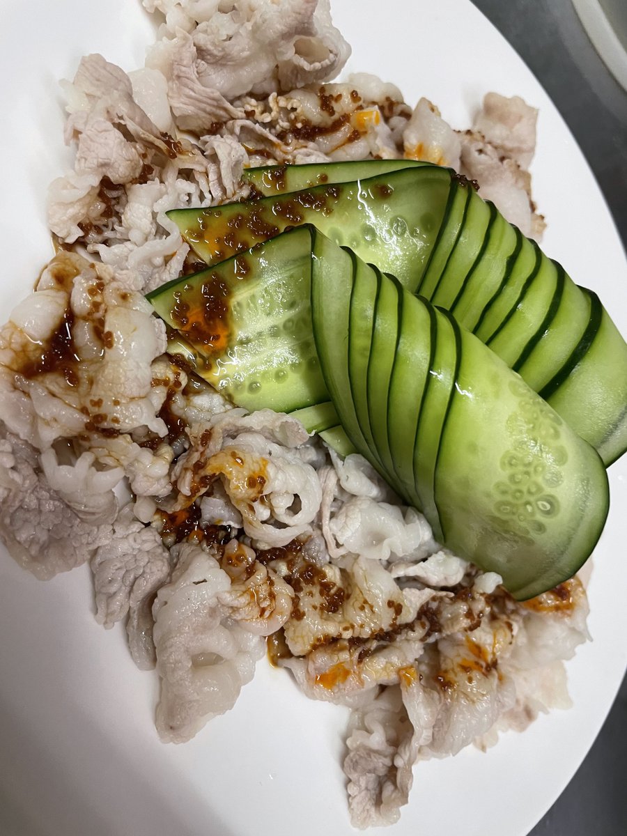 6/8日
昼夜共に通常営業です🈺

暑くなると食べたい
秀麗豚のガーリックソース

別名
雲白肉ゆるふわスタイルver17.3

自家製ニンニクソースと自家製ラー油
豚肉は○ハラ流でアレするのがミソ👌

坂ハラじゃありませんよ〜

本日もご来店お待ちしております🍜