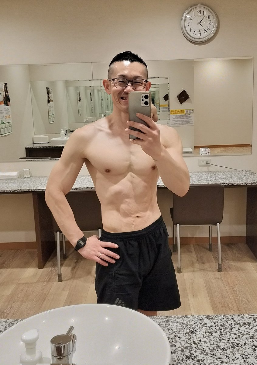 少しづつ絞ってます。
日サロ行きますが、どうせ焼けないので色は諦めてます。