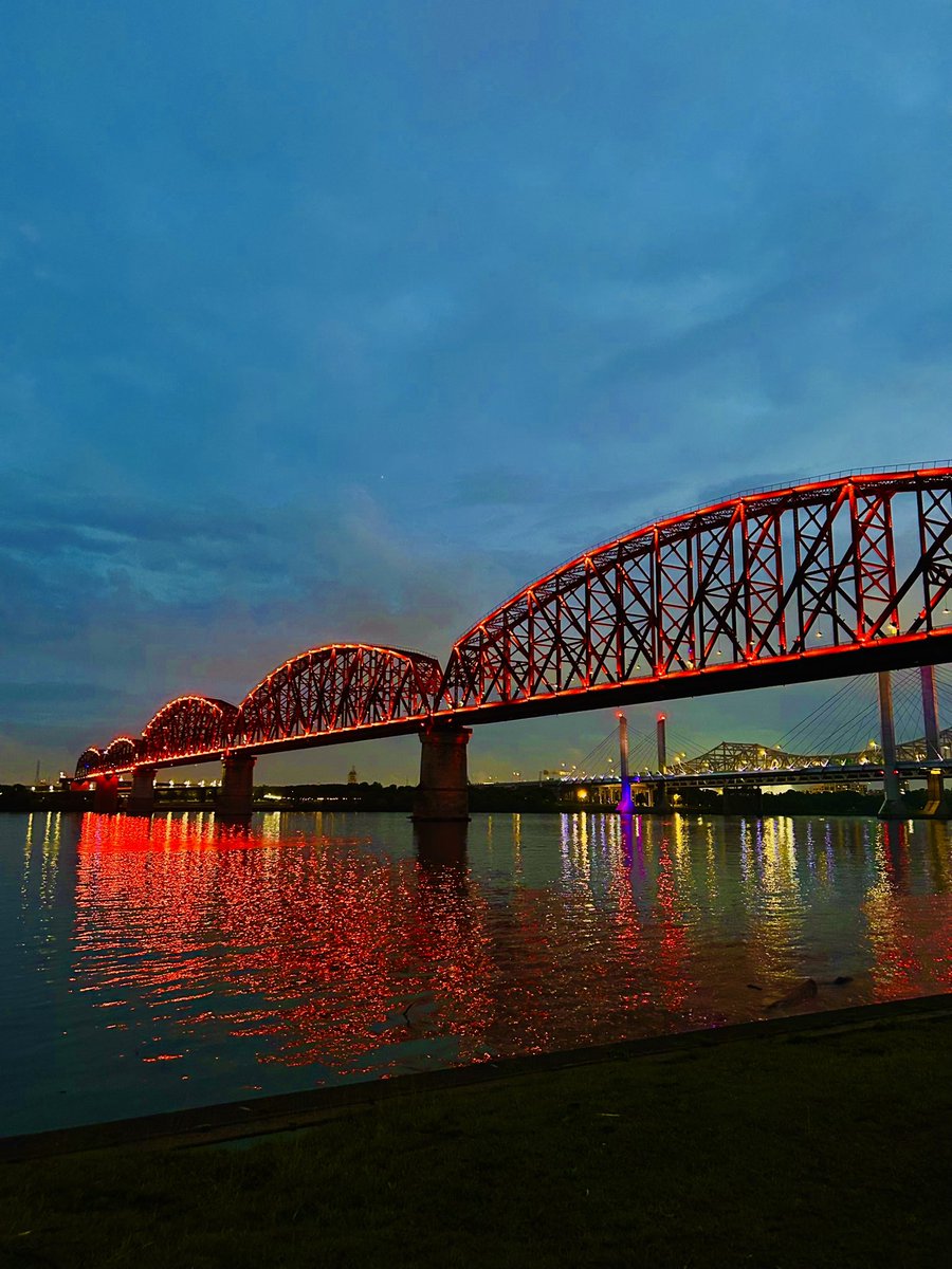 Honoring the survivors and remembering the victims of gun violence here in Louisville.

📍Big Four Bridge