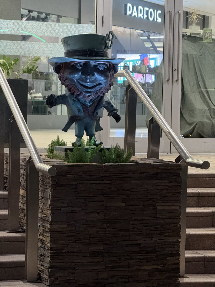 Ese duendesito de San Patricio como que se ve medio cabrón por la noche ☘️