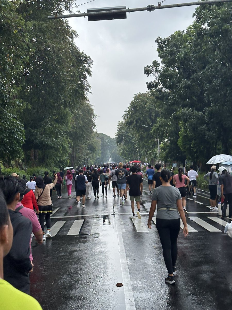 CFD niatnya sehat.
Kehujanan niatnya apa? Bikin baju nempel ketat? 😜 becek