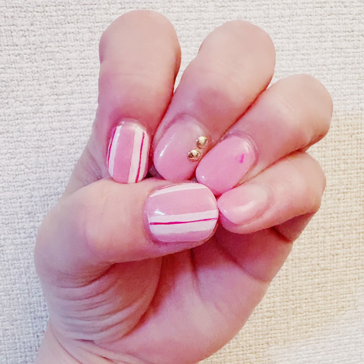 yuka_jjuni's tweet photo. #AEVEA
#ニューネイル
#夏ネイル
#ピンク
#飴
#ストライプ
暑くなってきたから夏っぽく涼しげなネイルに♡
そして発表会できるドレスの色に合わせたピンク🩷
ストライプ柄をピンクでやってもらったら飴っぽくなった🤭 https://t.co/e9yEpgjV0c