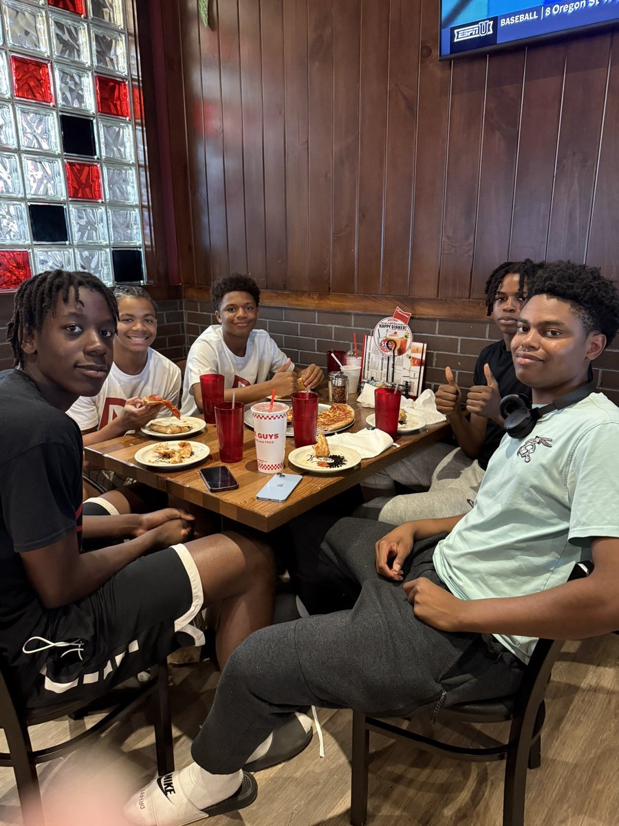 Nothing beats a team dinner after a couple days of basketball!

#Work
#DoYourJob