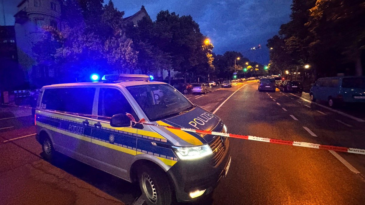 Woman, 30, shot dead by cops after ‘attacking two people with knife’ in square thesun.co.uk/news/35309152/…