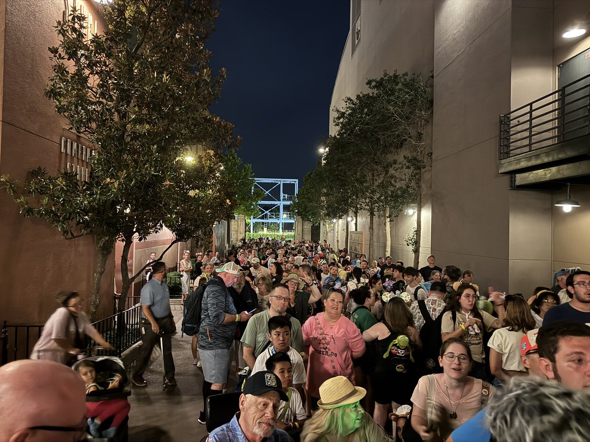 WDWNT's tweet photo. Those with wristbands are now waiting for the last-ever showing of MuppetVision 3-D. The queue has closed… FOREVER https://t.co/B1x7XgUrpi