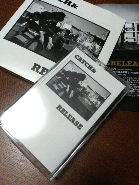 grasgrasgras's tweet photo. 昨夜はイモをいただいたり、イモバンドを観たり。
楽しい夜でした。
アサオカ01のカセットテープ、ゲット！ https://t.co/Gwavka4yeB
