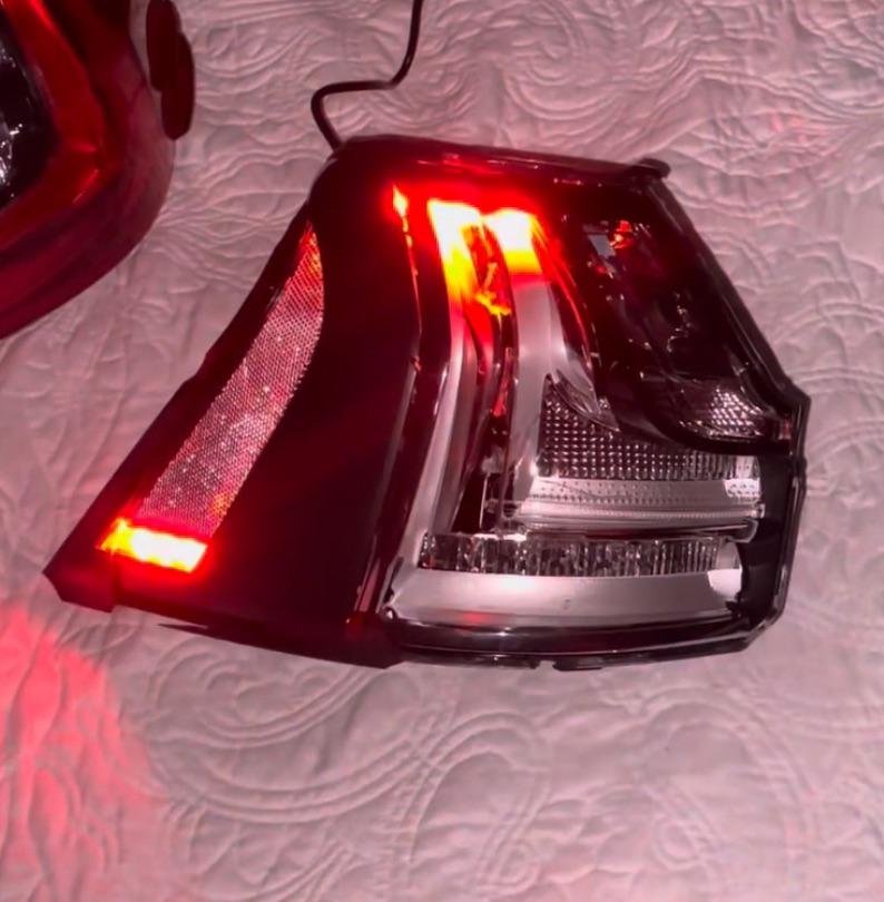 THIS is what a broken tail light looks like when the diffusers are shattered and/or missing. No photos looked like this. Not 5:08am. Not 4:12pm. None.

SHOW EVERYONE.

#KarenRead #KarenReadTrial #KarenReadTrial2 #KarenReadRetrial #bntrouble31

<a href="/BostonDefender/">David Yannetti</a> <a href="/Bederowlaw/">Bederow Law</a>