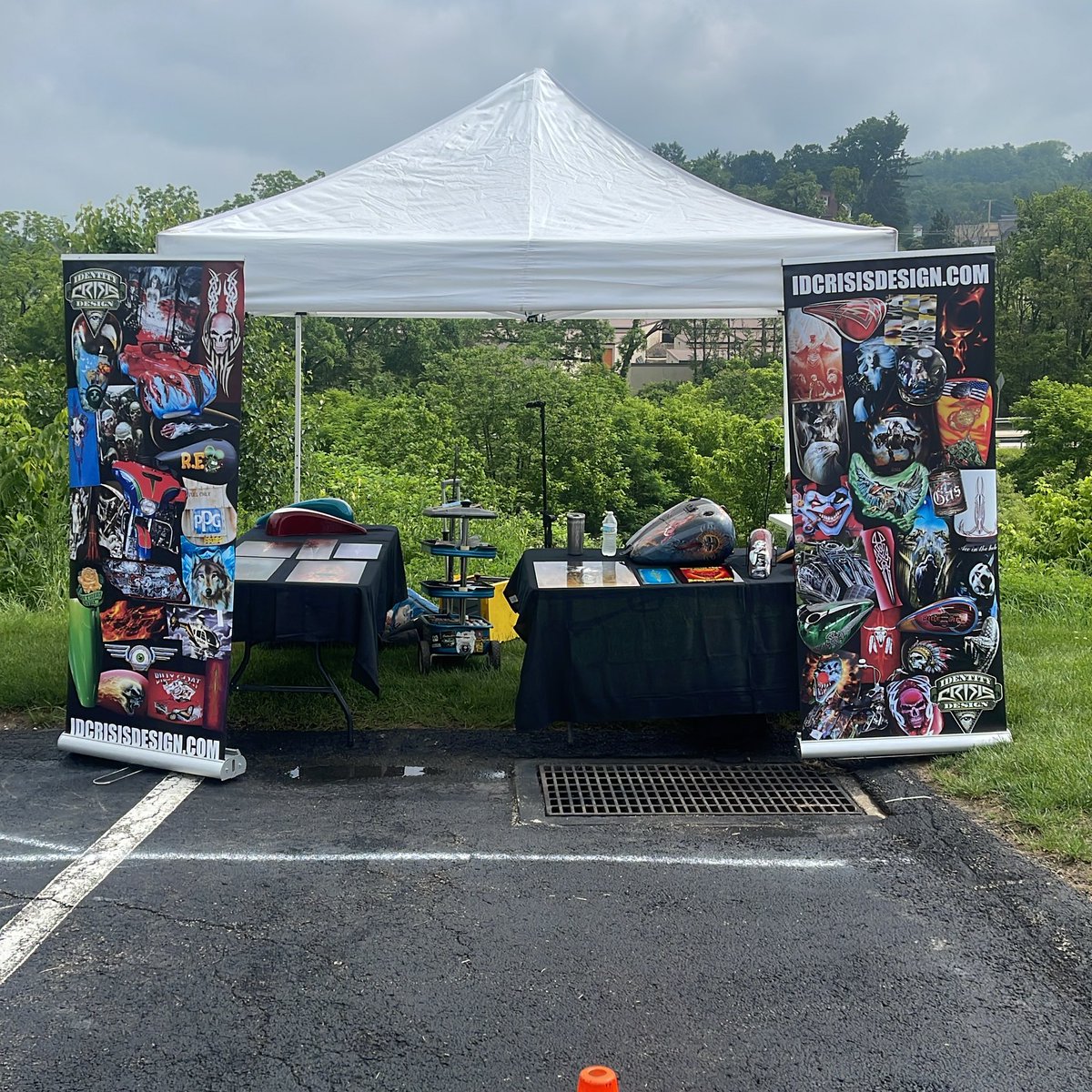 IDcrisisdesign's tweet photo. Makinโ those weekend bucks at #SteelCityHD 20th anniversary party! #IDCrisisDesign #GasTankArt #pinstripeordie #custom #kustom #macbrush #pinhead #NoBS #CustomPainter #Pinstripe #SeriousArt #Pittsburgh #spinster #powderlines https://t.co/Bc3m8w6IYB