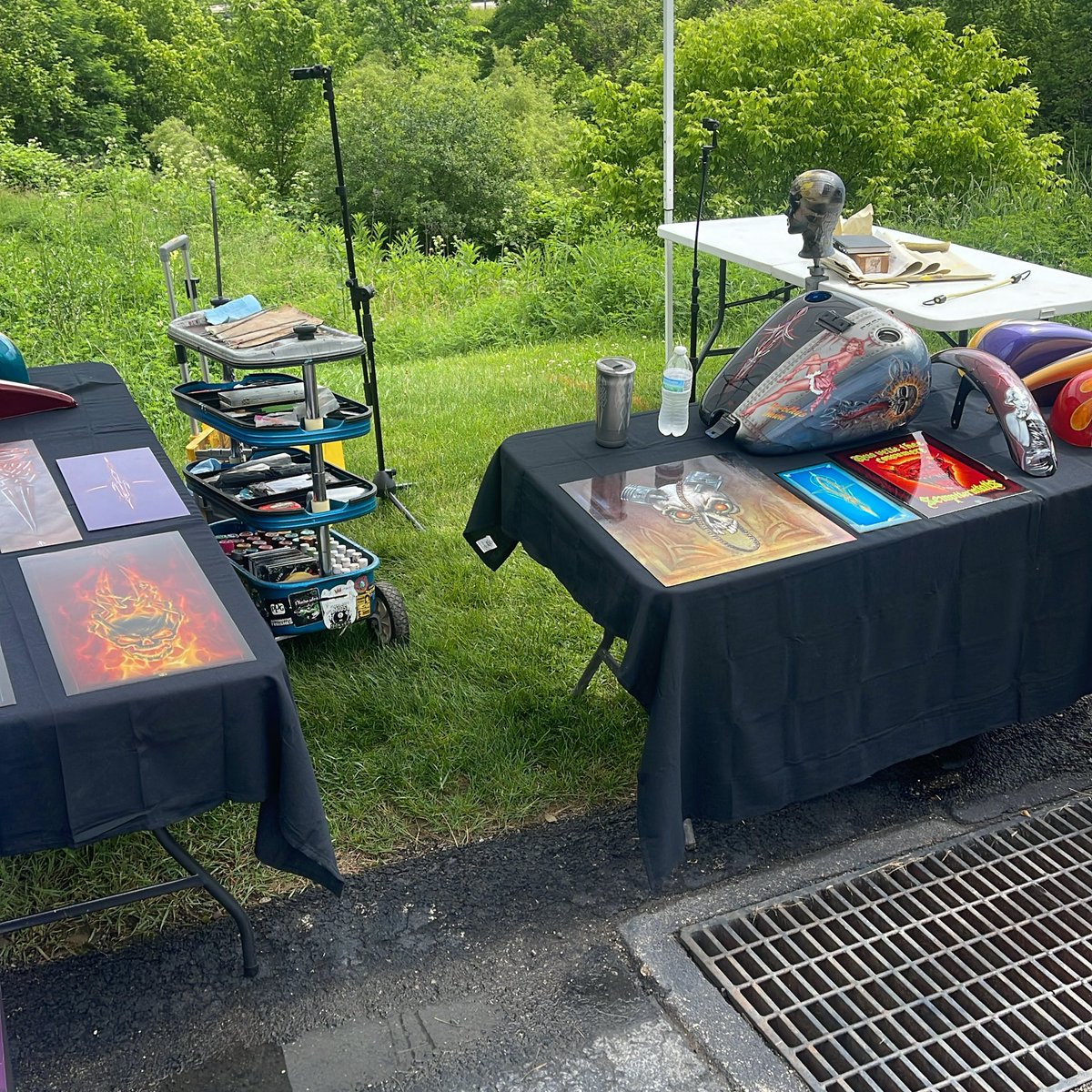 IDcrisisdesign's tweet photo. Makinโ those weekend bucks at #SteelCityHD 20th anniversary party! #IDCrisisDesign #GasTankArt #pinstripeordie #custom #kustom #macbrush #pinhead #NoBS #CustomPainter #Pinstripe #SeriousArt #Pittsburgh #spinster #powderlines https://t.co/Bc3m8w6IYB