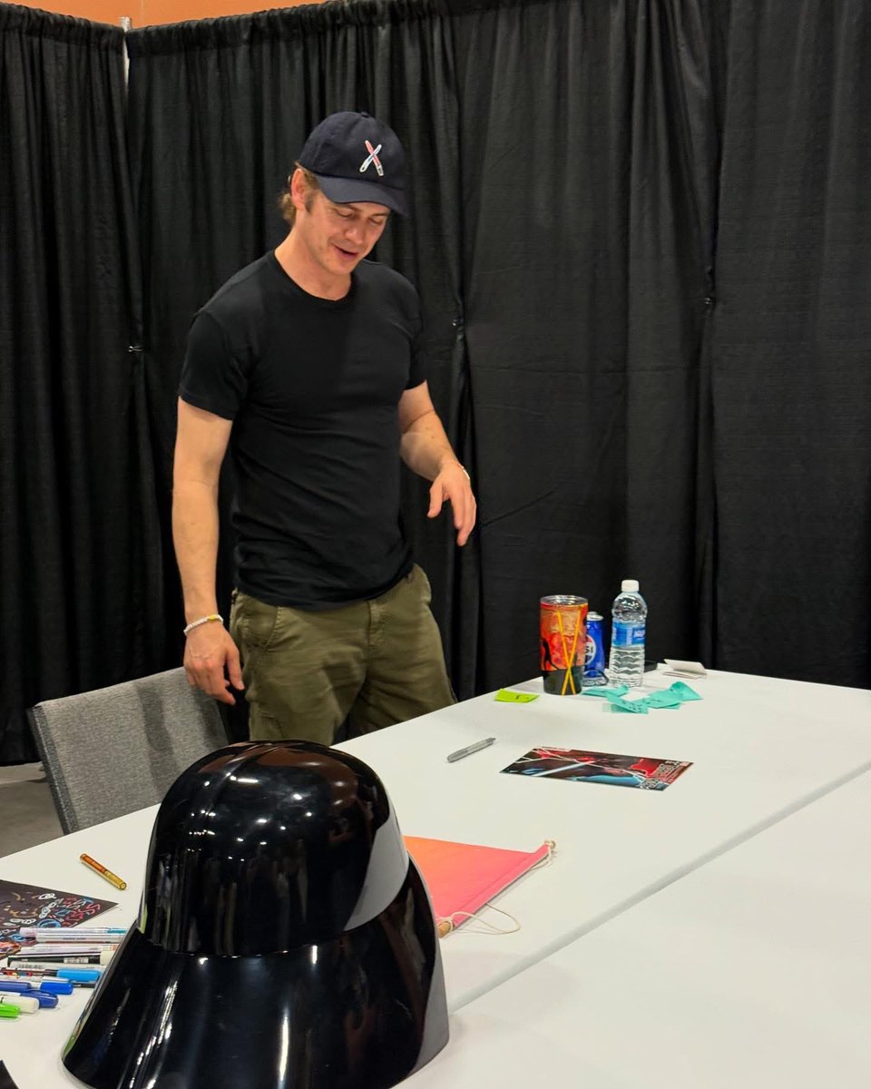 Seeing Hayden without sleeves feels crazy because he’s been wearing long sleeves at every convention since 2021.