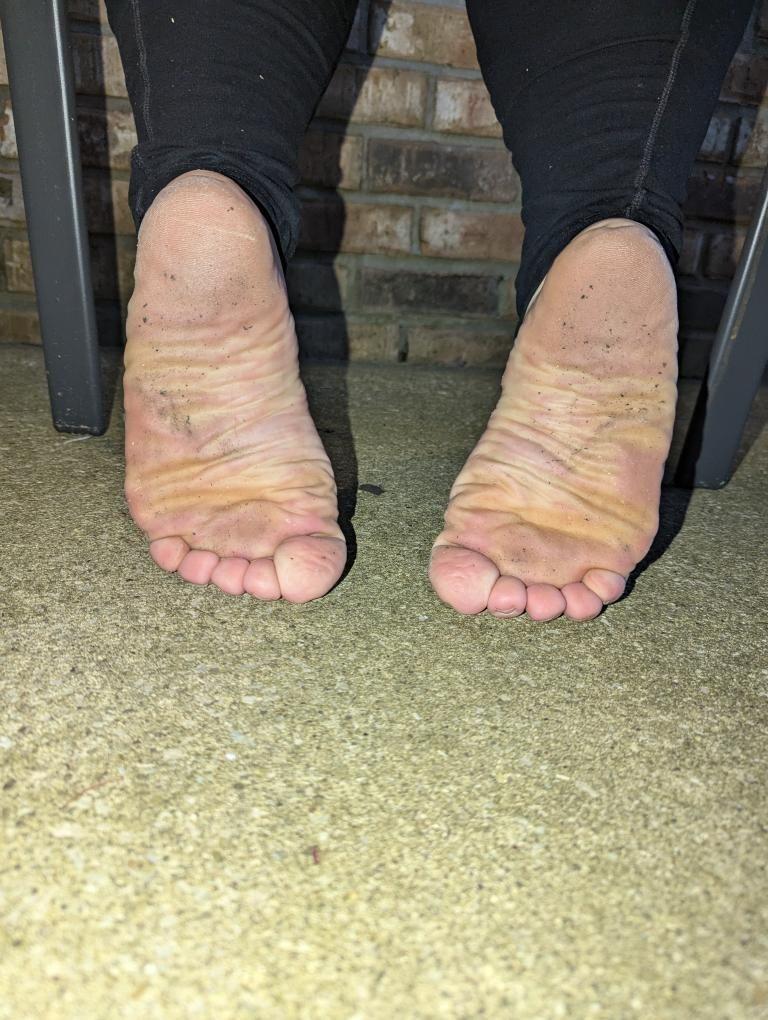 PrincessPandaFF's tweet image. 60+ hours per week at work 🥹 sorry for any late replies in dms! Ill get to everyone asap hehe 💙 

#feet #stinkyfeet #dirtyfeet #bbw #findom #femdom #footfetısh
