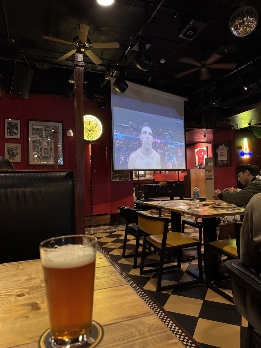 Didnt imagine myself drinking beer and watching UFC in a bar at 10 am in the morning in Taipei. 
Also didnt see us not making MSI…🫠🥲💩