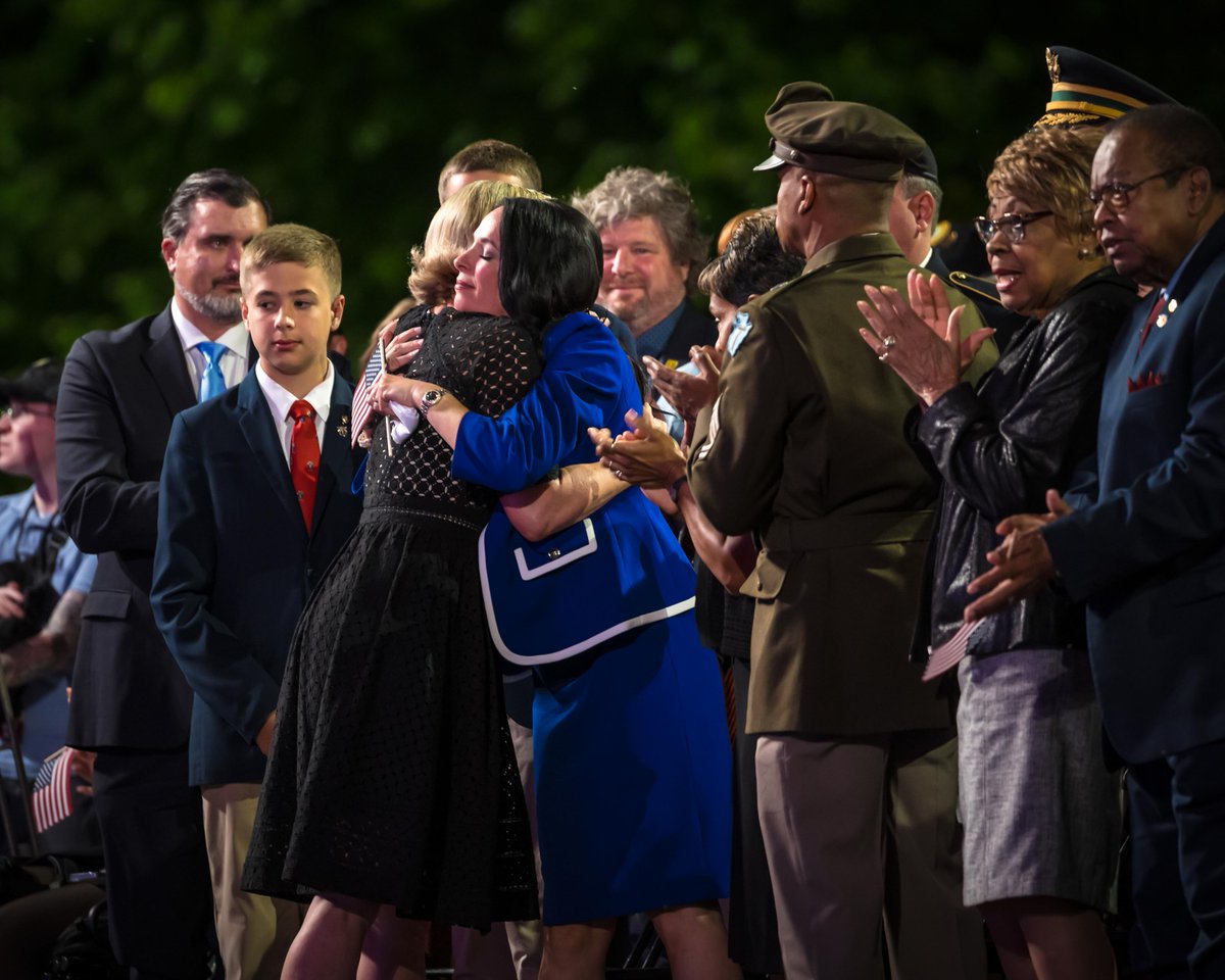 MemorialDayPBS's tweet image. Gretchen Mol honors the family of SSG Michael H. Simpson and shares the story of Gold Star Wife Krista Simpson Anderson at the 2025 National Memorial Day Concert.
Miss Gretchen’s performance? Stream the show now: bit.ly/4dRwyXp
#MemDayPBS #MemorialDay #GretchenMol