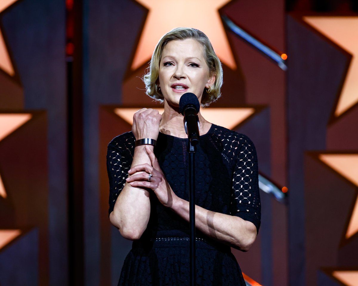MemorialDayPBS's tweet image. Gretchen Mol honors the family of SSG Michael H. Simpson and shares the story of Gold Star Wife Krista Simpson Anderson at the 2025 National Memorial Day Concert.
Miss Gretchen’s performance? Stream the show now: bit.ly/4dRwyXp
#MemDayPBS #MemorialDay #GretchenMol