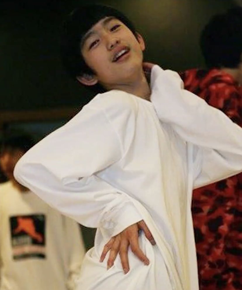 everlovejy's tweet photo. never thought the day where jinyoung decided to recreate this specific pre debut pic would come. my babyyyy https://t.co/MzA1koEQ5U