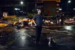 Recuerdan esta foto? Esa madrugada Rodriguez Torres, ahora convertido en héroe de la oposición y sus esbirros destrozaron campamento de estudiantes en Caracas.
PROHIBIDO OLVIDAR!!!
