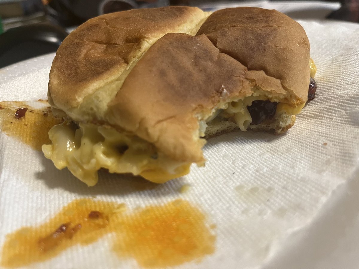 Mata1974's tweet image. 🤌🏽🤌🏽🤌🏽 Left over baby back ribs from yesterday heated them up in a pen and added some @TexasRibCandy apple cherry habenero added some Mac n cheese made with Monterrey jack w/ jalepeno peppers on a Hawaiian buns, it was guuuuud.
Sorry about the mess working on my paper.