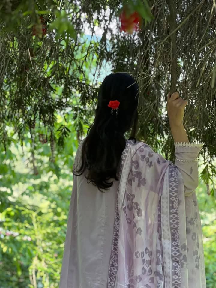 مجھے خبر نہیں دِکھنے میں کیسی لگتی ہے
میری حدود سے باہر خوشی بنائی گئی

میرے خمیر پہ ساری ہی صرف ہو گئی تھی
پھر اس کے بعد اداسی نئی بنائی گئی

#hk😍