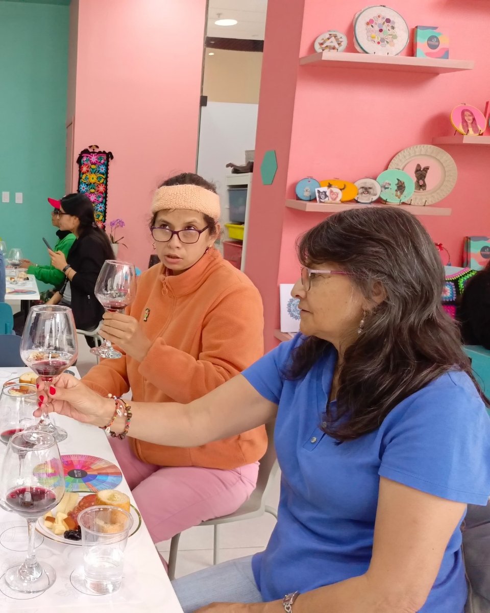 ¡Hoy en #Releernos2025 descorchamos saberes! 🍷🧠
Entre risas y brindis, aprendimos a disfrutar el vino con estilo y sin complicaciones.
Gracias a Carolina Pérez de @vinoybuenparche por guiarnos en esta deliciosa cata. 🍇💬