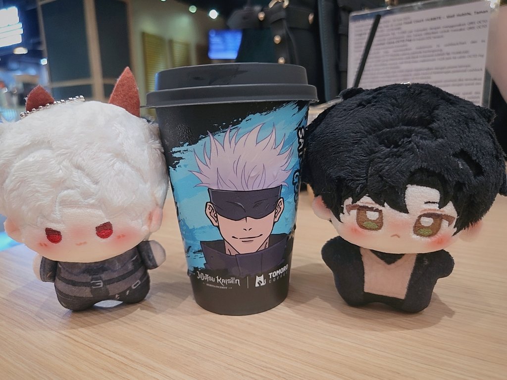 Lil zaynie n my friends' sylus debating who is taller then the coffee cup 😌