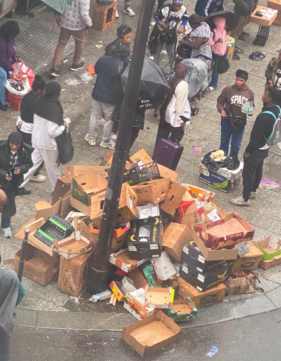 HabitanteDu18's tweet image. La propreté #Paris18 ? Très peu pour les députés et les élus. #ChateauRouge indigne pour les habitants. Une insulte aussi pour les agents propreté nettoyant TOUS les soirs ces montagnes. @CaronAymericoff @Deputee_Obono @pybournazel @fredbadina @KevinHavet #carencefautive @audmr